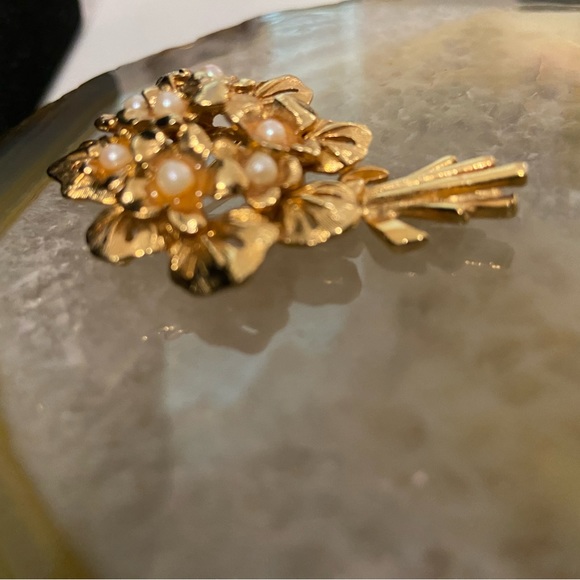 Vintage golden floral w Pearl brooch vintage - Picture 5 of 8